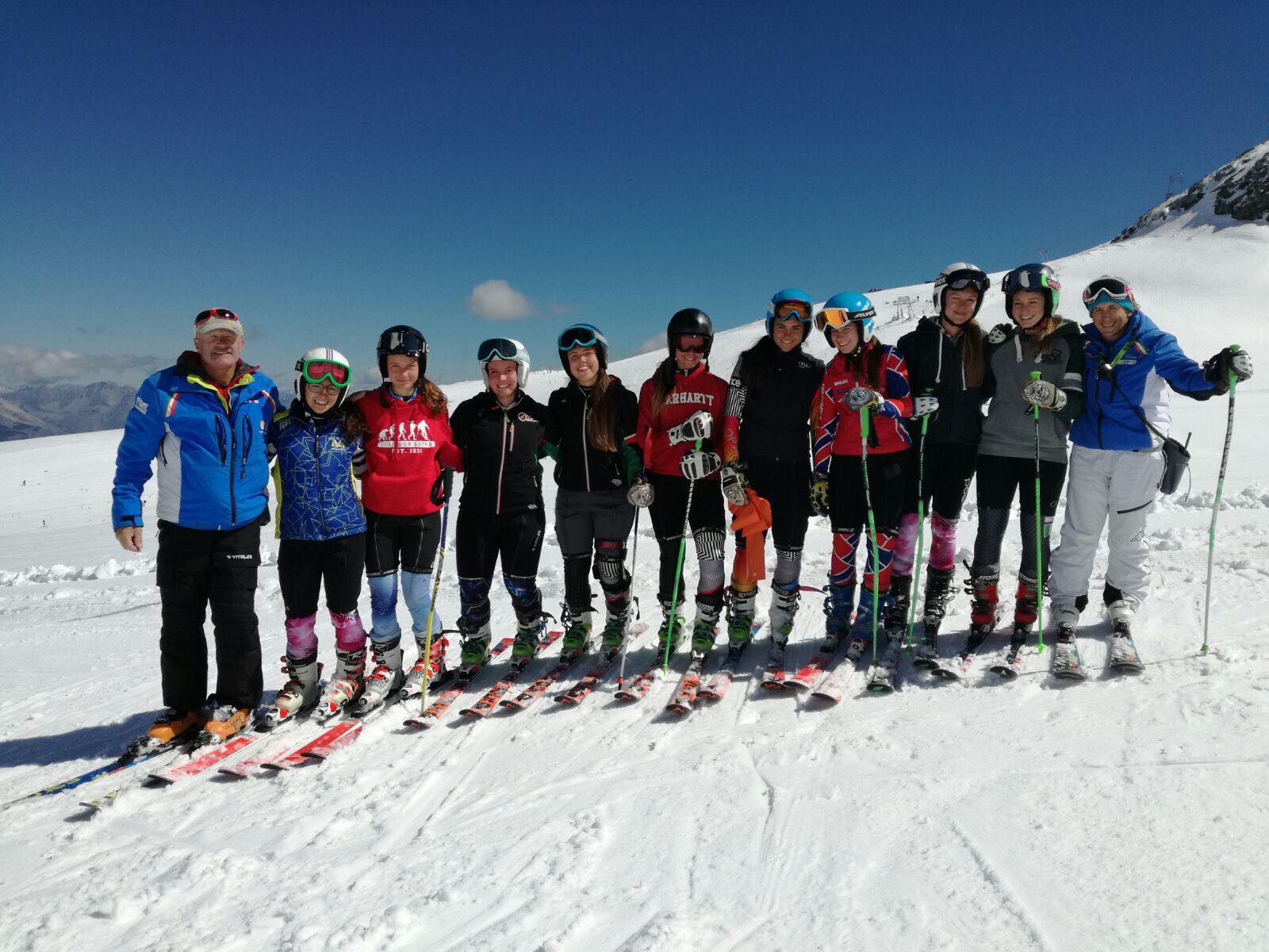 Sci alpino: il sole fa capolino al Passo dello Stelvio, dove oggi si è aperto il collettivo tutto “rosa” della categoria Children (photo gallery)